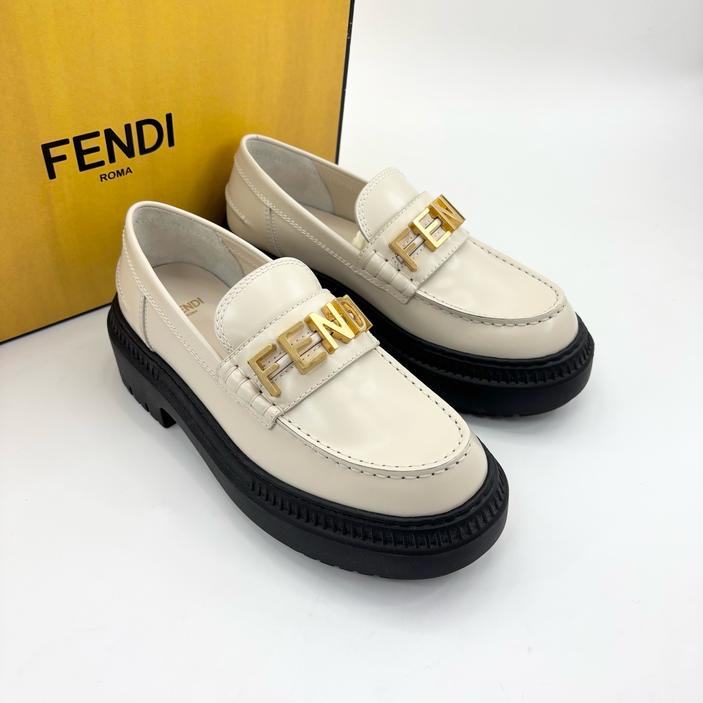 未使用 FENDI/芬迪 37码/米色fendi金标乐福鞋/TT250802