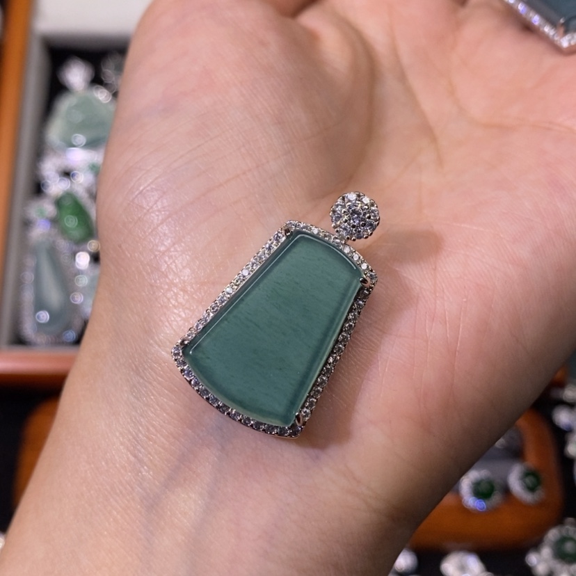 【闪购商品】翡翠颈饰未镶嵌獅*座天然