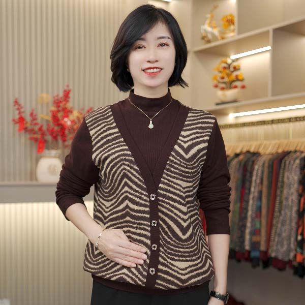 洋气新款时尚风中老年女装圆领宽松秋冬休闲气质条纹假两件妈妈装