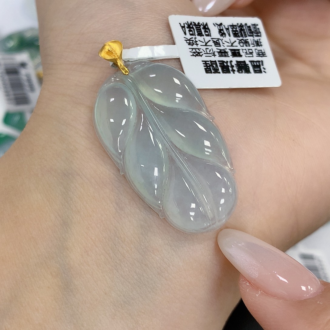 颈饰18K金镶嵌翡翠