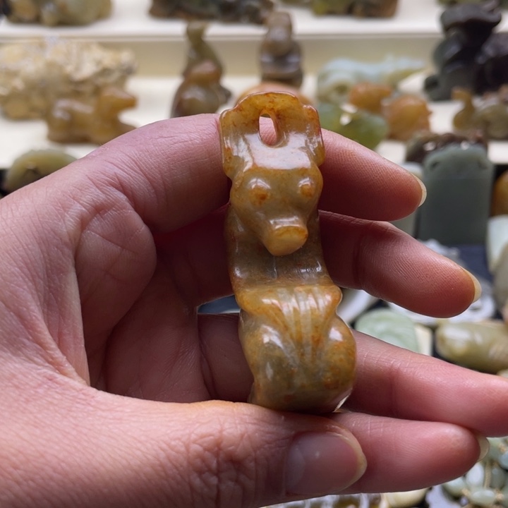 蛇纹石玉颈饰未镶嵌