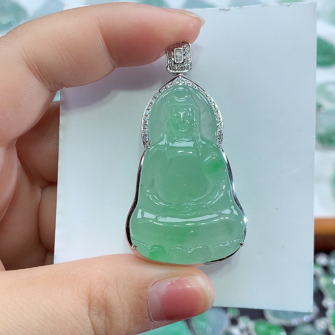 翡翠18K金镶嵌颈饰观音