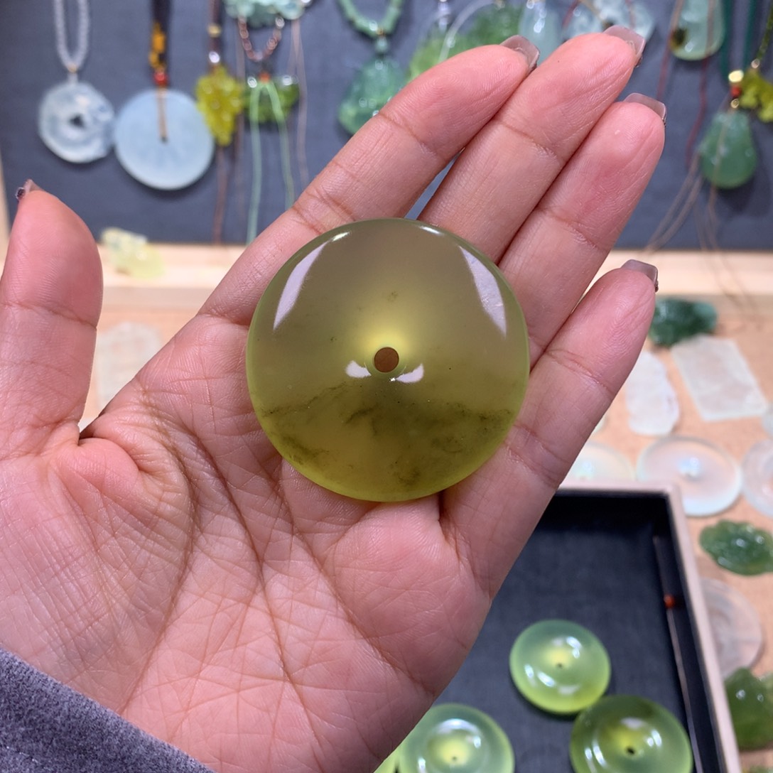 蛇纹石玉未镶嵌颈饰