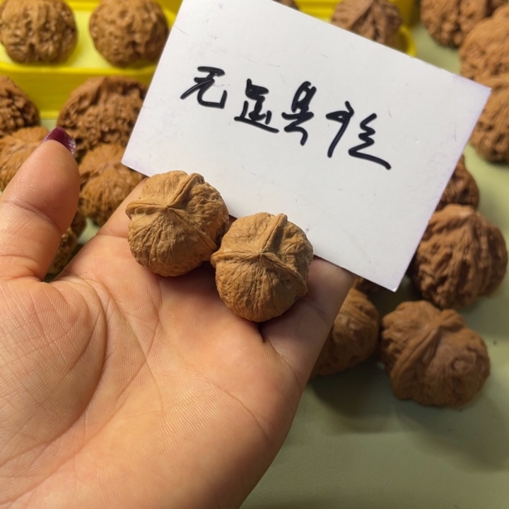吴***~手把件雕刻核桃三棱