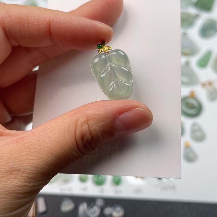 翡翠18K金镶嵌颈饰叶子