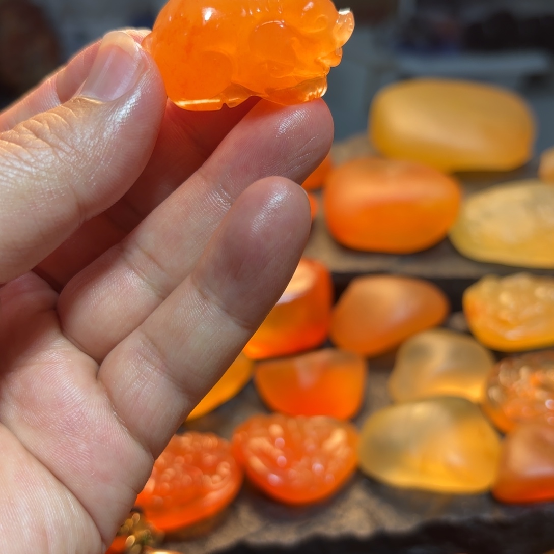 余***石英岩玉未镶嵌挂件