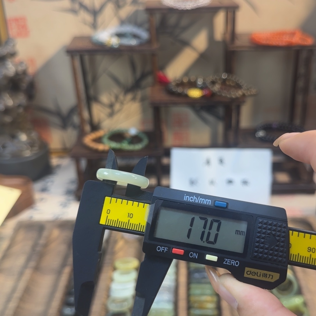 蛇纹石玉颈饰合金