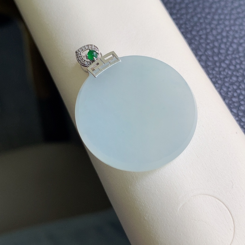 【闪购商品】翡翠18K金镶嵌颈饰无事牌