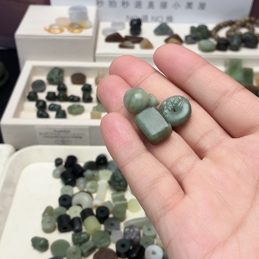 小***猪和田玉未镶嵌颈饰