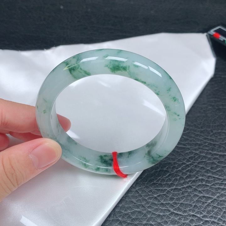 翡翠手镯未镶嵌。