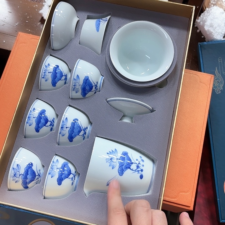 孤品茶具套装等。            