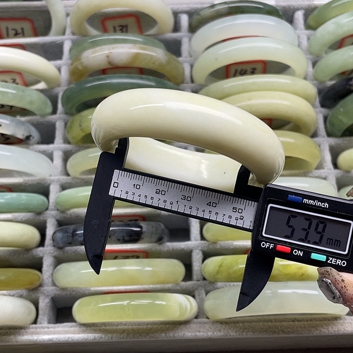 蛇纹石玉未镶嵌手镯122