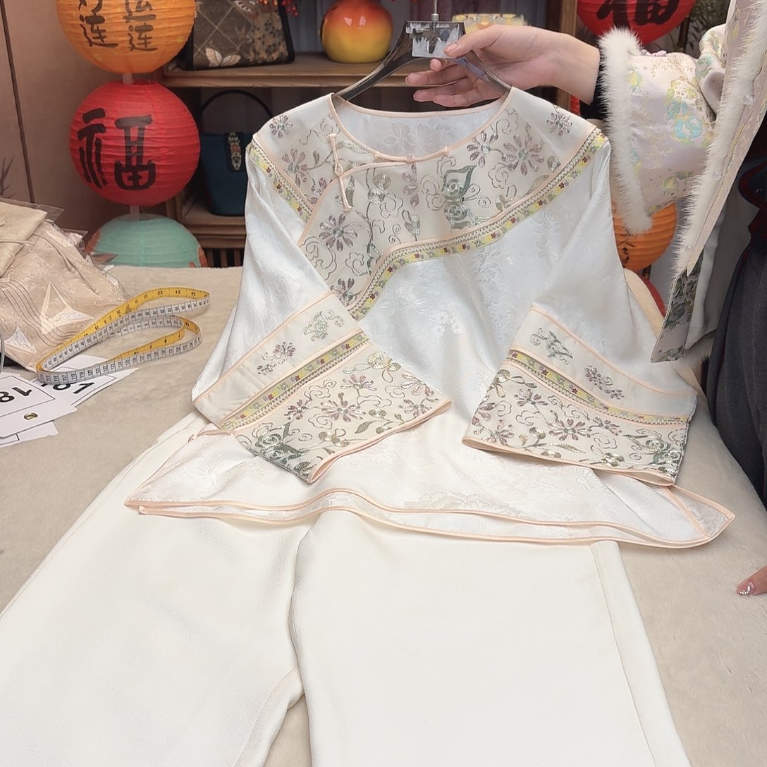 刺绣小****迹100胸围斜襟罗衣