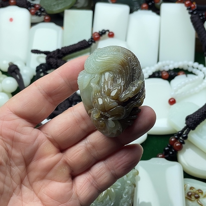 颈饰未镶嵌和田玉（糖玉）