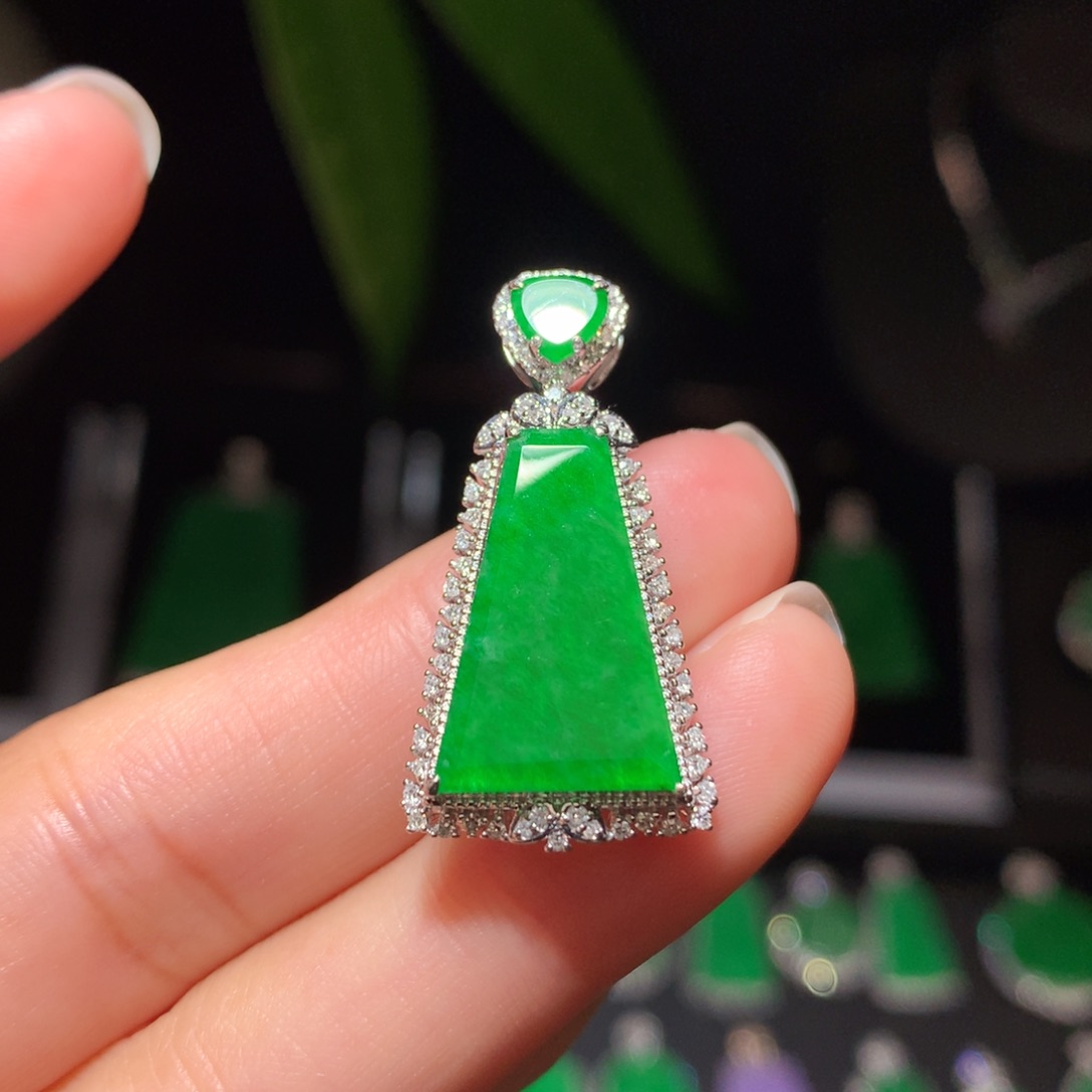 翡翠颈饰18K金镶嵌翡翠