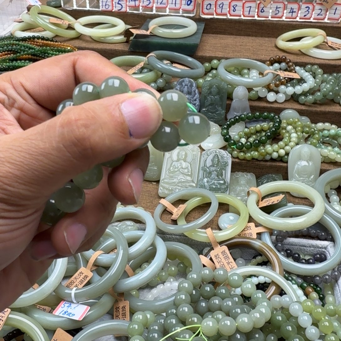 叶***子和田玉未镶嵌手链