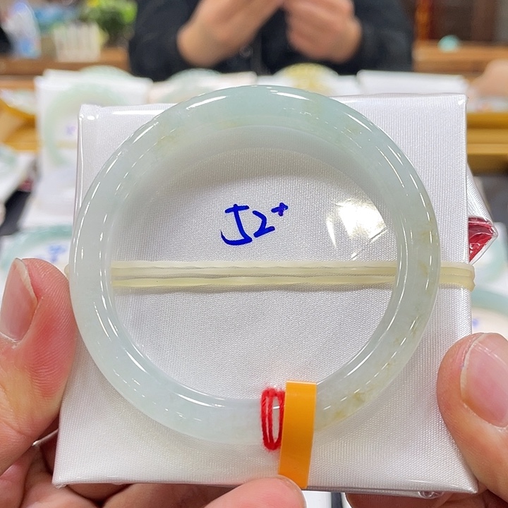 翡翠手镯未镶嵌翡翠