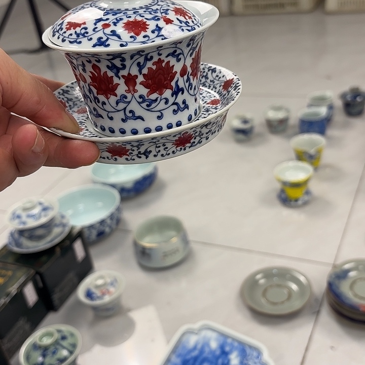 瓷片釉里红缠枝莲三才马蹄盖碗景德镇