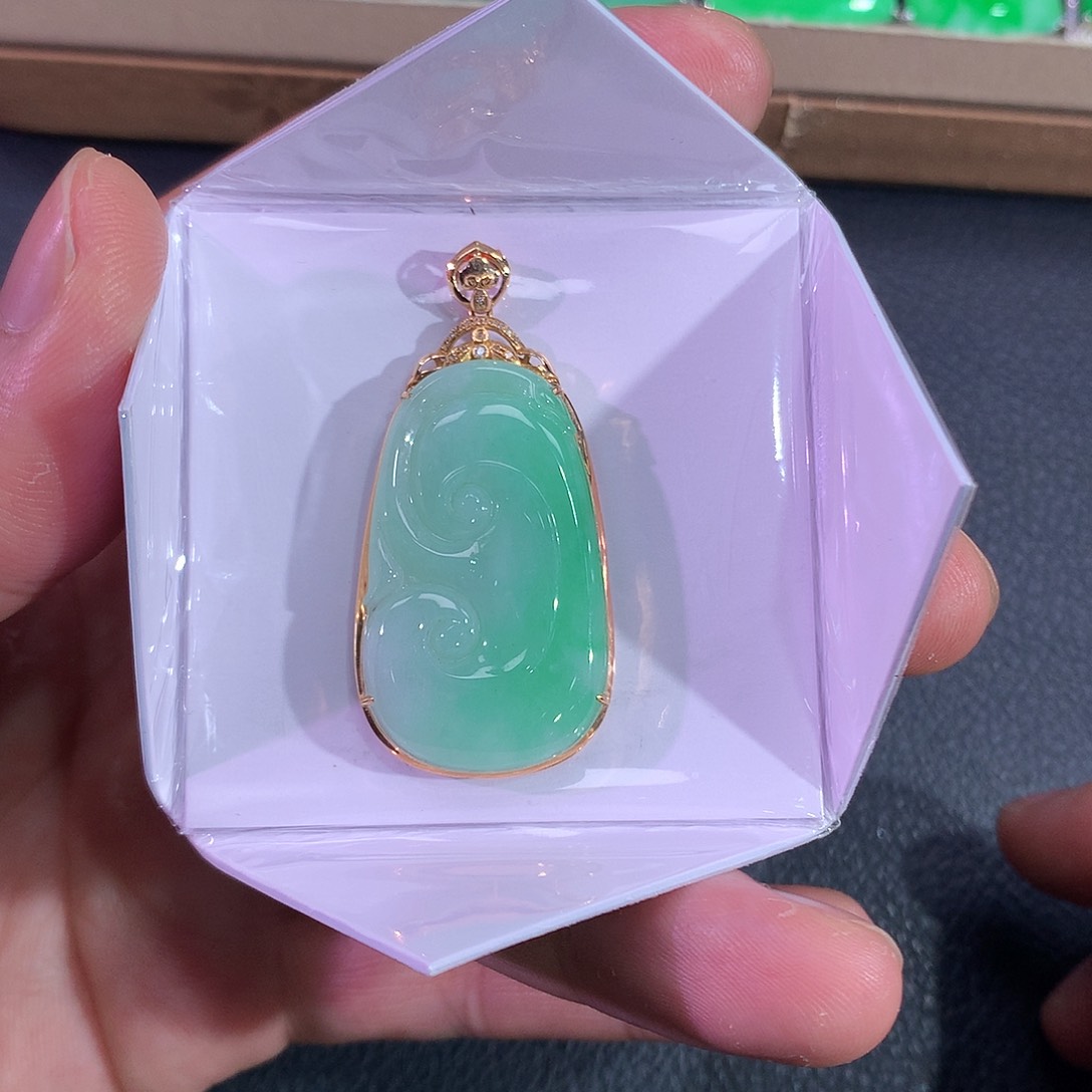 翡翠吊坠(赠链)18K金镶嵌