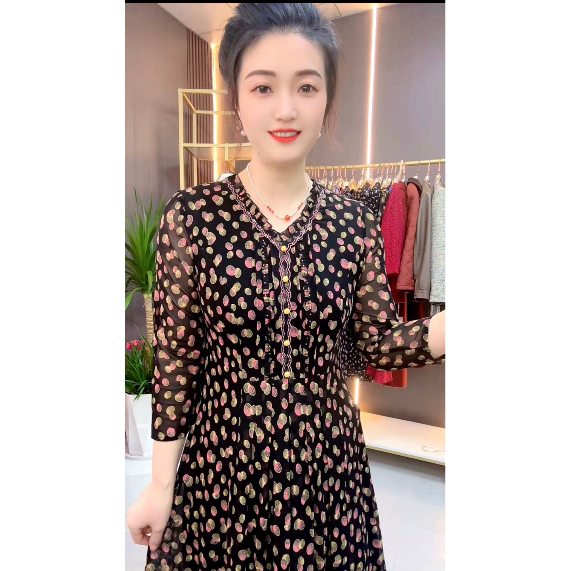 808新款春夏季中袖连衣裙时尚V型花边领彩色波点遮肉显瘦百搭裙