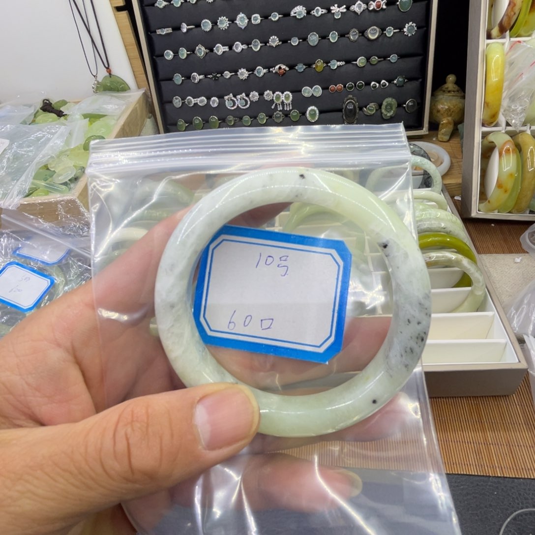 蛇纹石玉颈饰未镶嵌