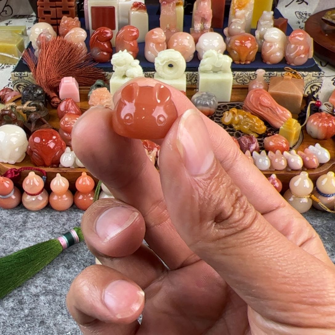老挝石?*?大头兔摆件2-1.7-1.1