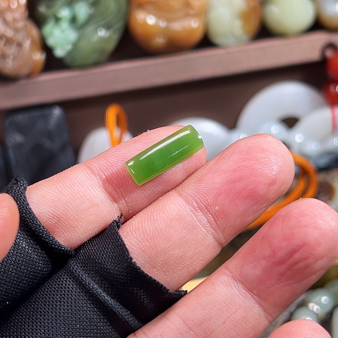 和田玉（碧玉）颈饰未镶嵌俄碧果绿戒面