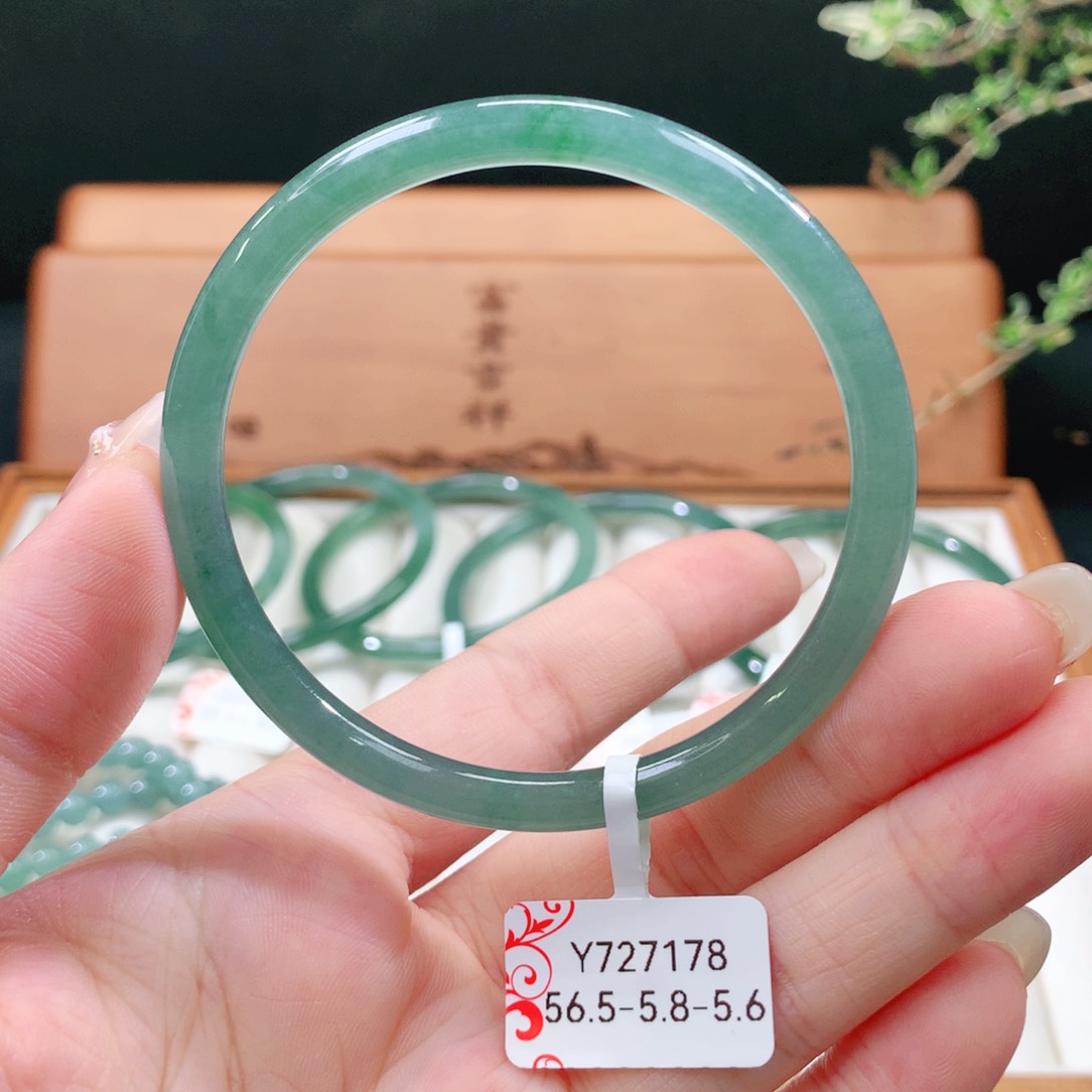 翡翠手镯未镶嵌天然