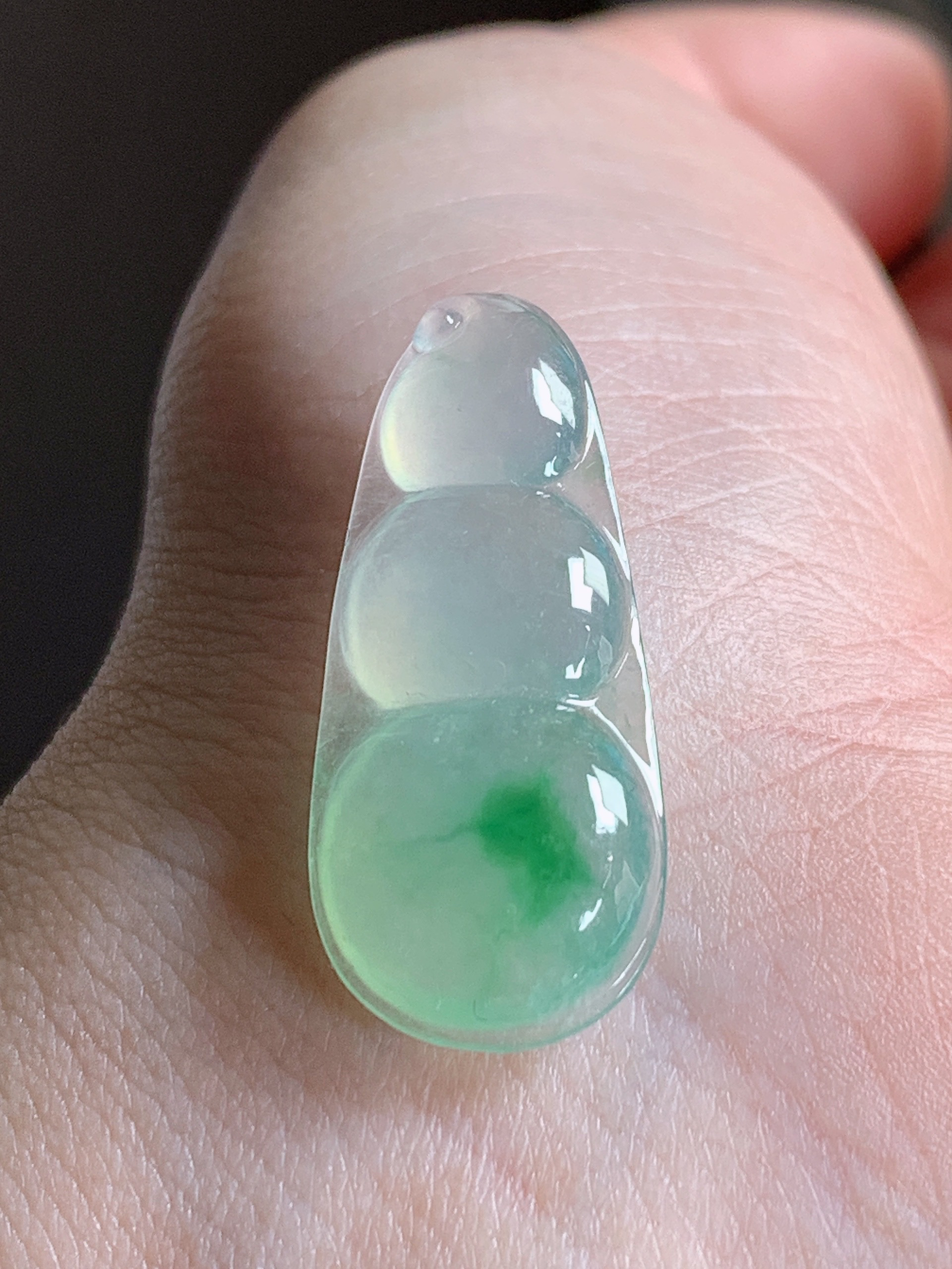 天然缅甸翡翠A货冰种飘阳绿豆子吊坠，尺寸27.2/12*4.2