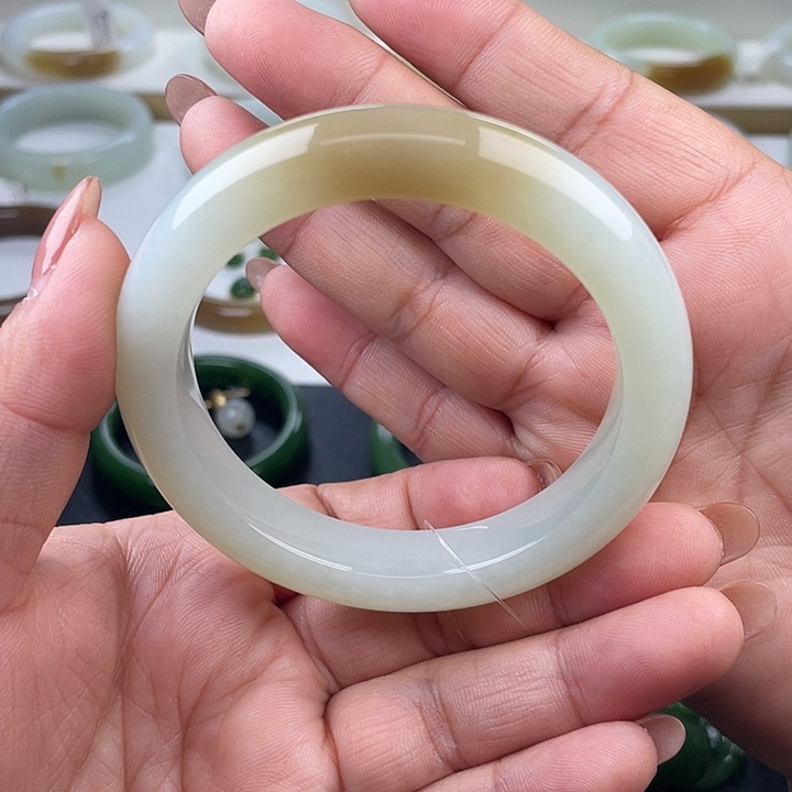 和田玉（糖玉）未镶嵌手镯