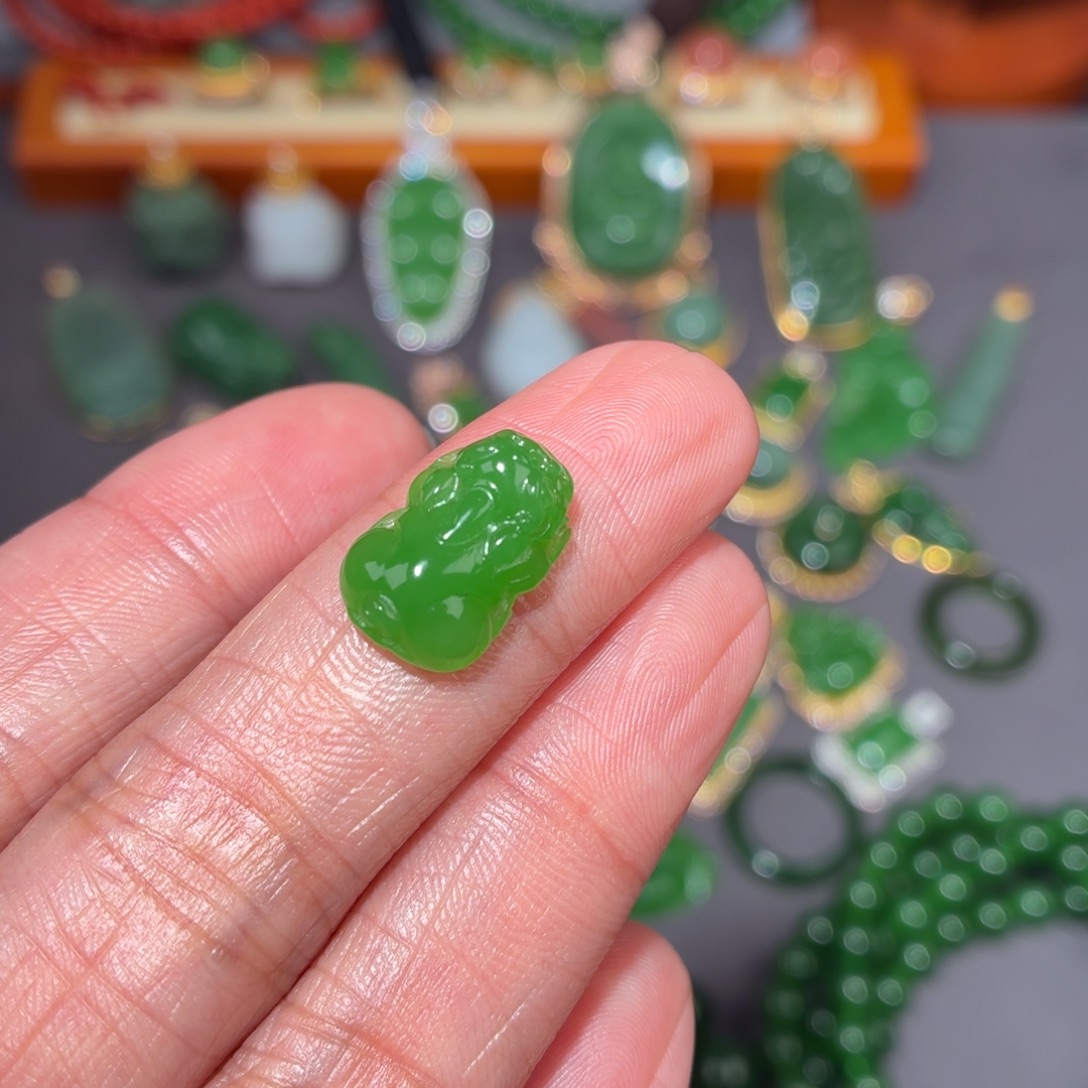 金***呀和田玉未镶嵌颈饰