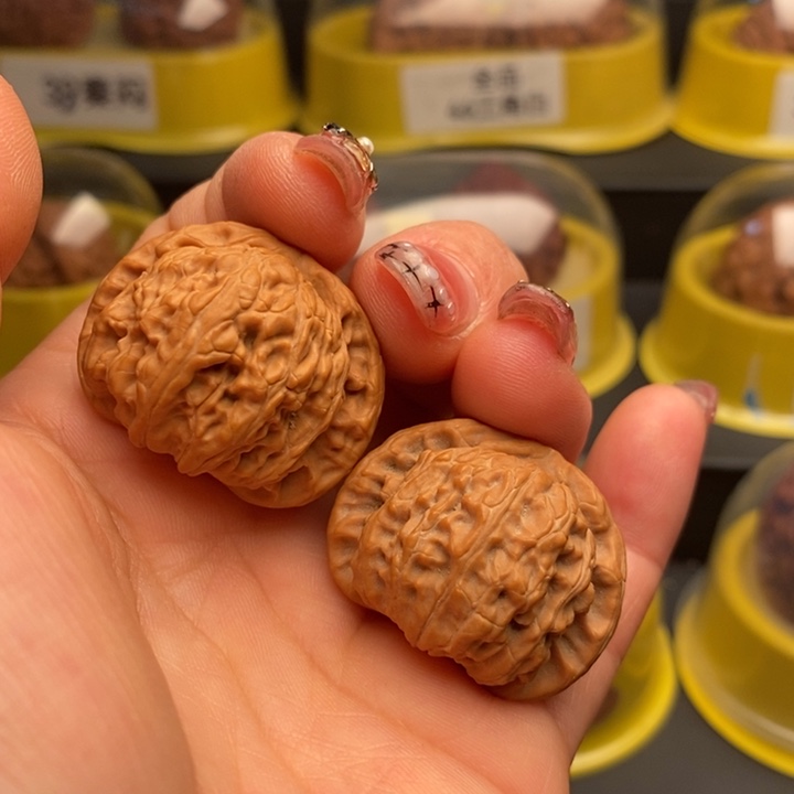 34闷白文玩核桃手把件