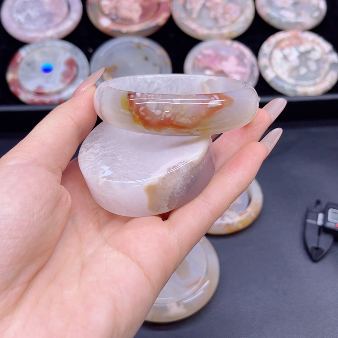 玛瑙/玉髓手镯未镶嵌56