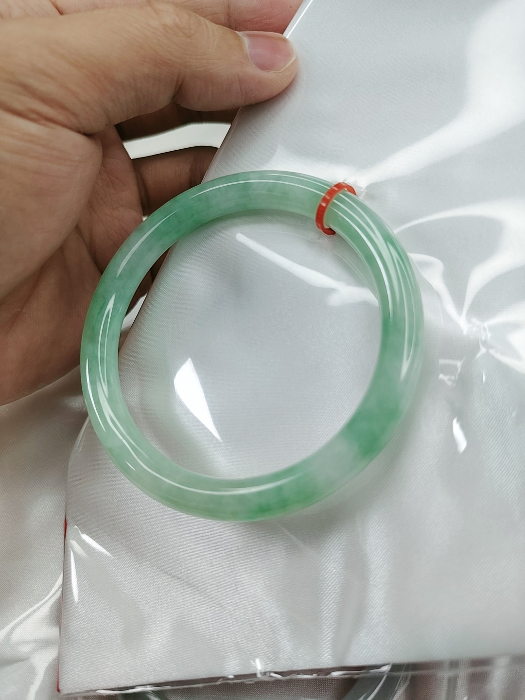 美人镯59.3圈口，满绿带飘花，天然缅甸翡翠手镯A货