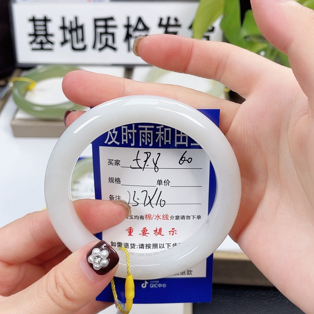 和田玉手镯未镶嵌