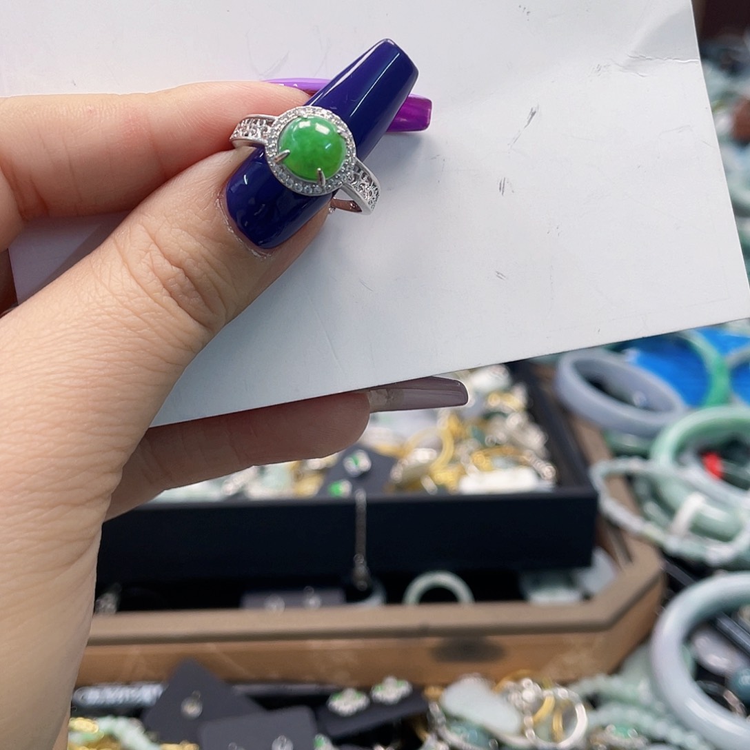 翡翠手镯未镶嵌天然翡翠Ａ货