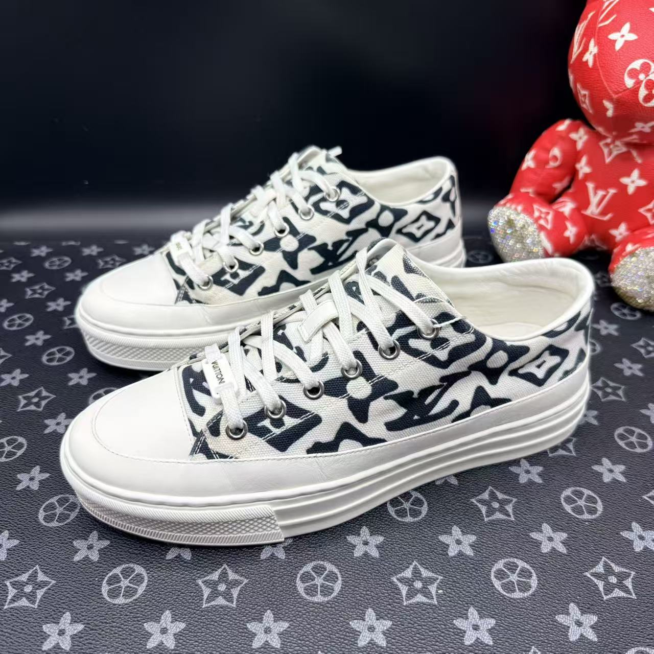 95新 LouisVuitton/路易威登 黑白老花帆布板鞋38欧码 ddm3485