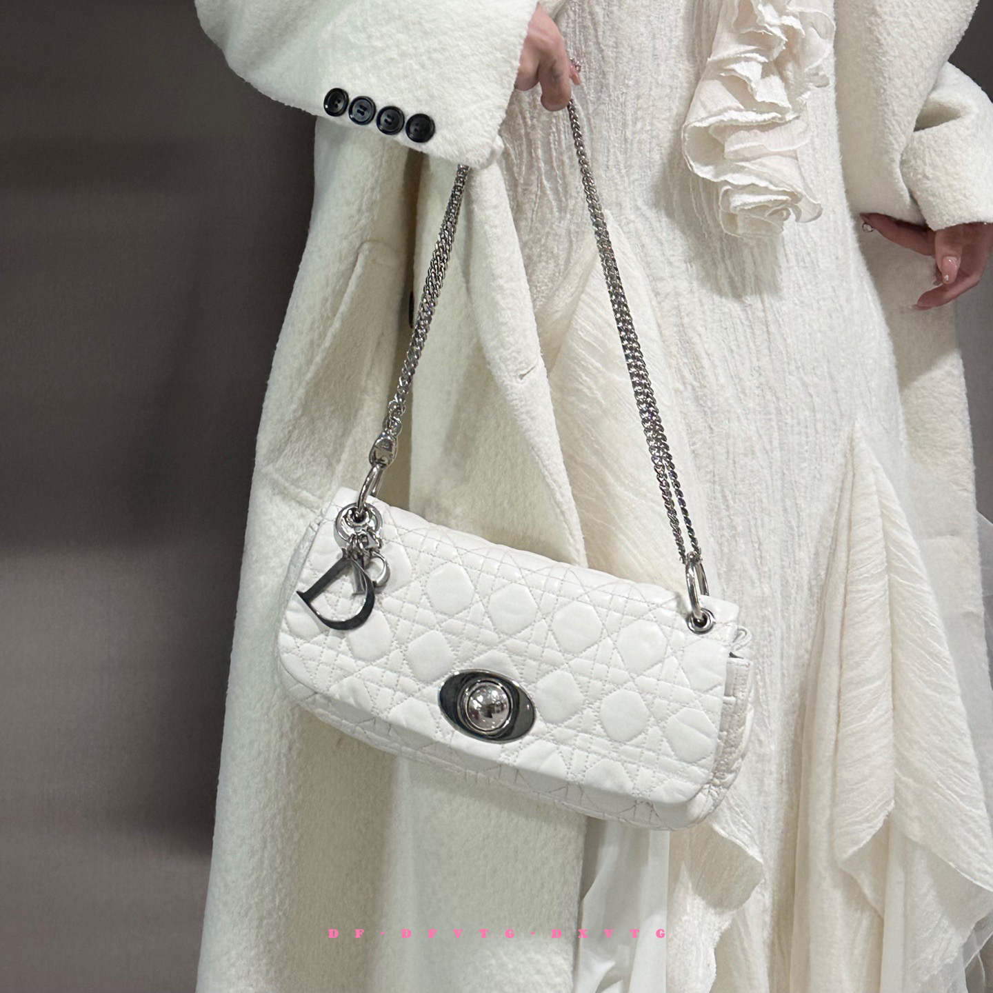 95新 DIOR/迪奥 dior 白银星球泡芙手拿包（链条后配）