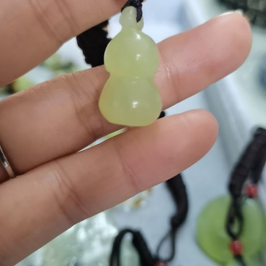 未镶嵌蛇纹石玉吊坠