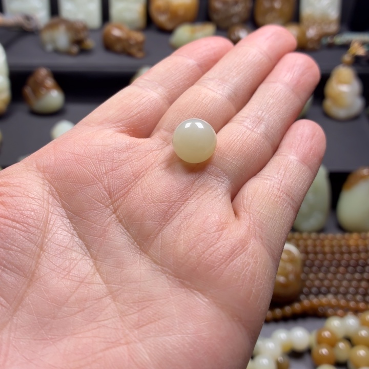 播***雷和田玉未镶嵌颈饰