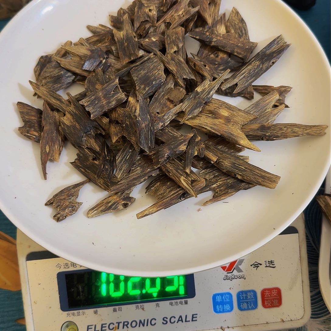 沉香沉香碎屑棱*奇楠沉香莺歌绿块料100克