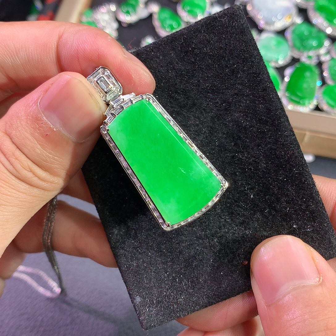 翡翠吊坠(赠链)18K金镶嵌小*。