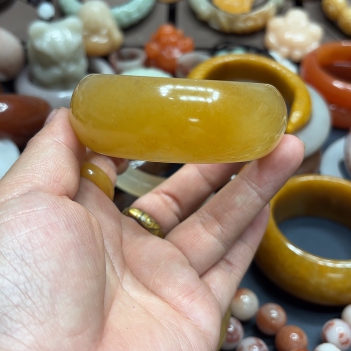 樱***茶石英质玉未镶嵌手镯