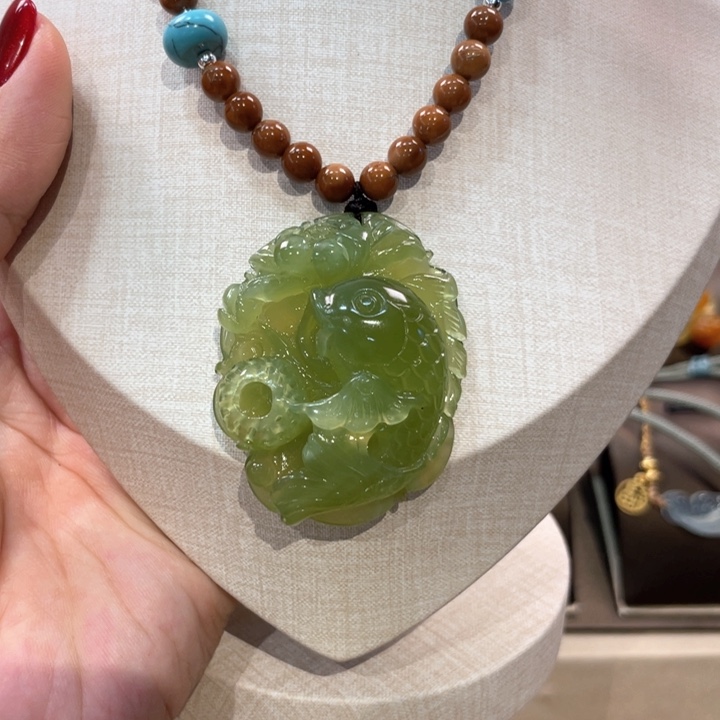 蛇纹石玉颈饰未镶嵌