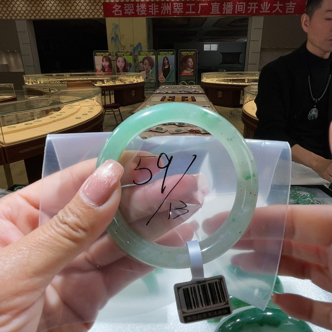 石英质玉颈饰未镶嵌一个