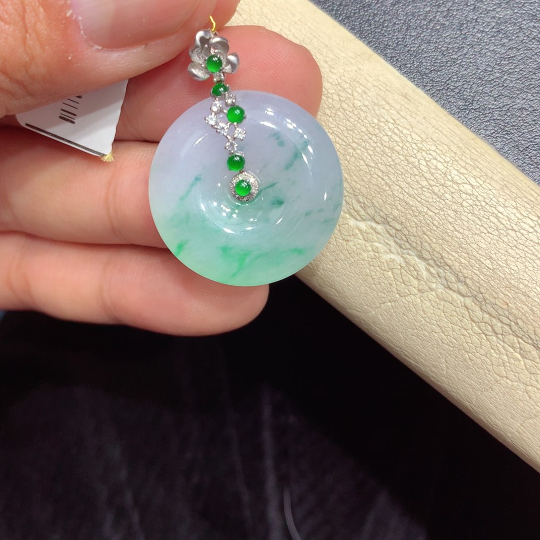 翡翠吊坠(赠链)18K金镶嵌