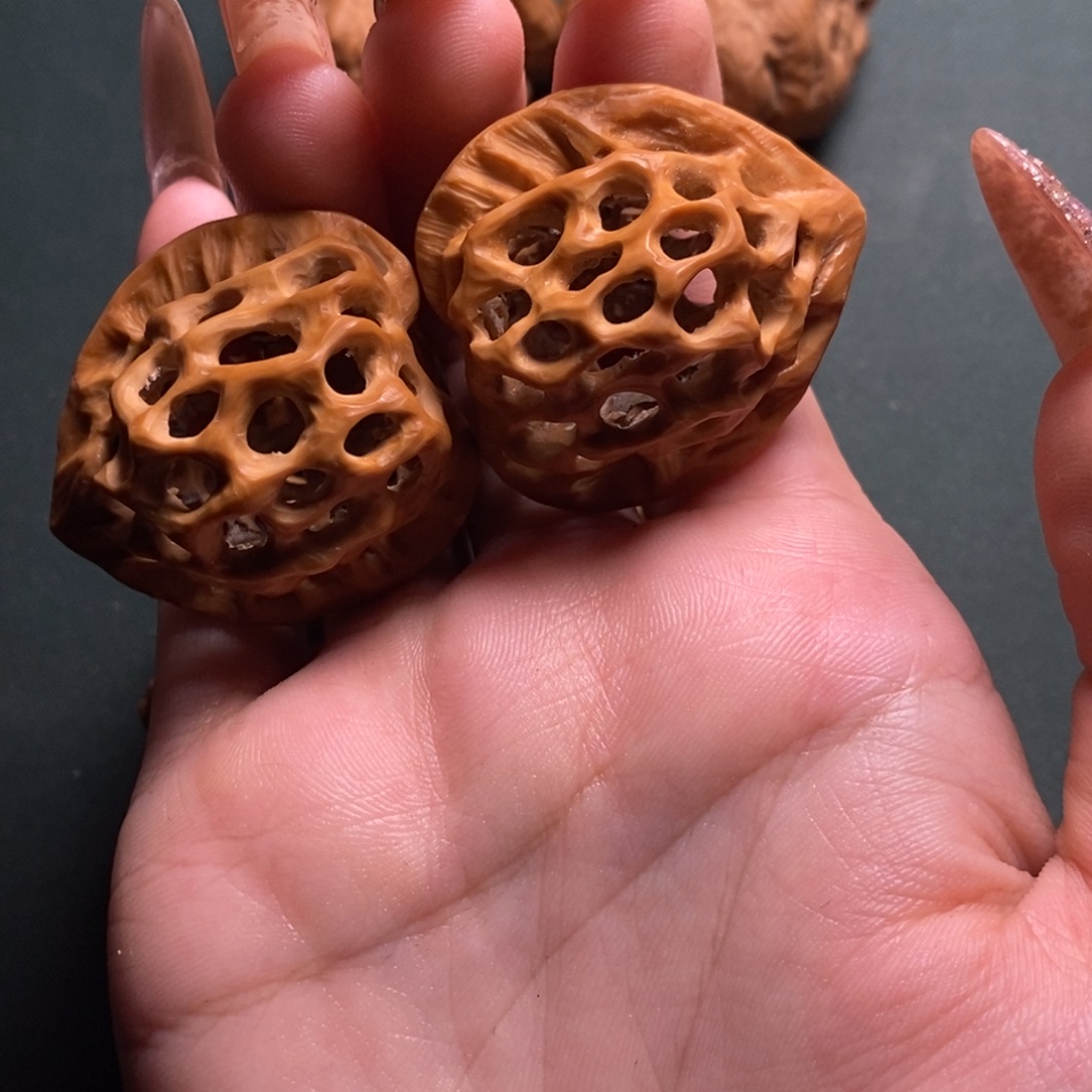 ·***·文玩核桃白狮子玲珑球35