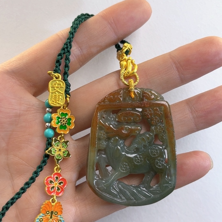 翡翠吊坠(赠链)未镶嵌