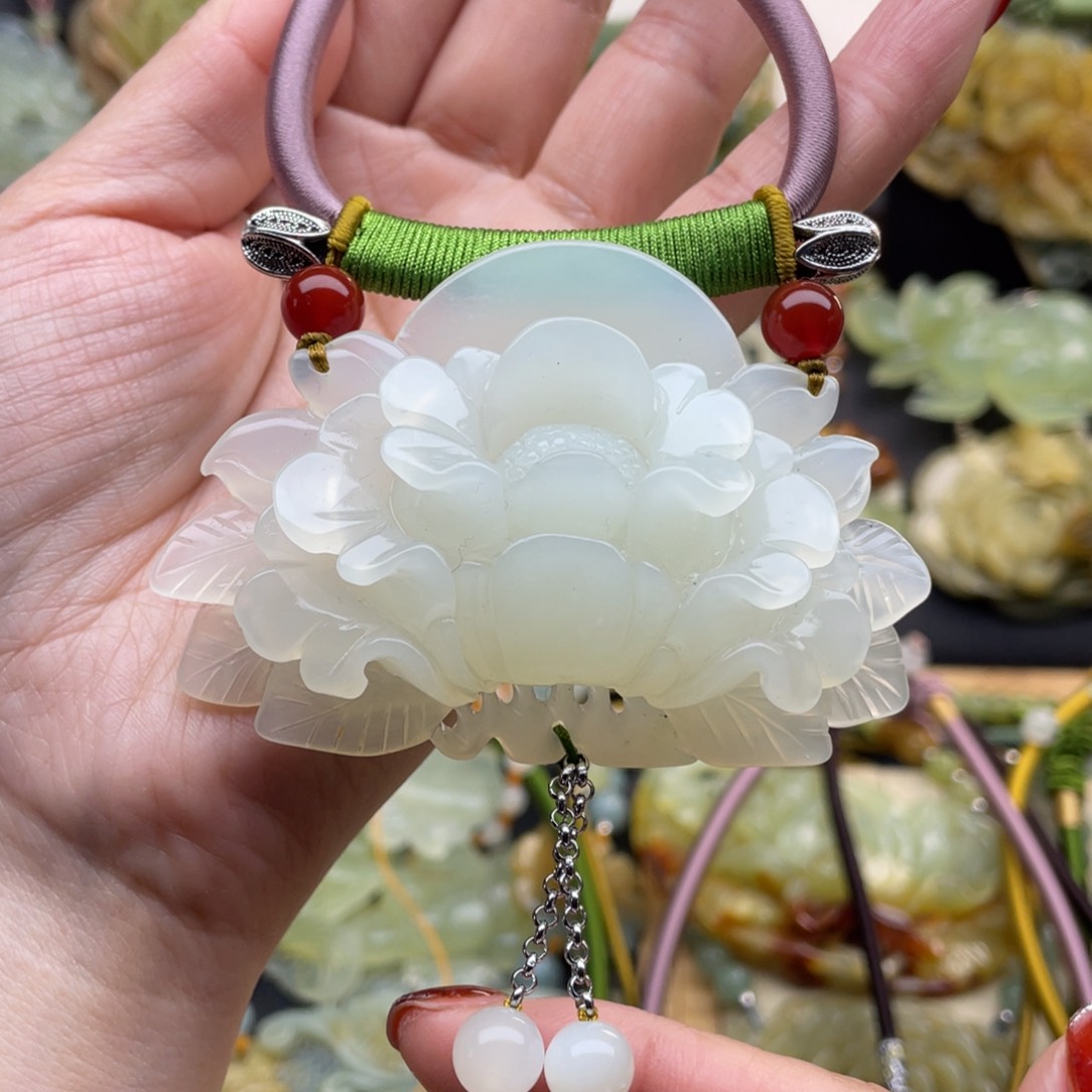 蛇纹石玉颈饰未镶嵌