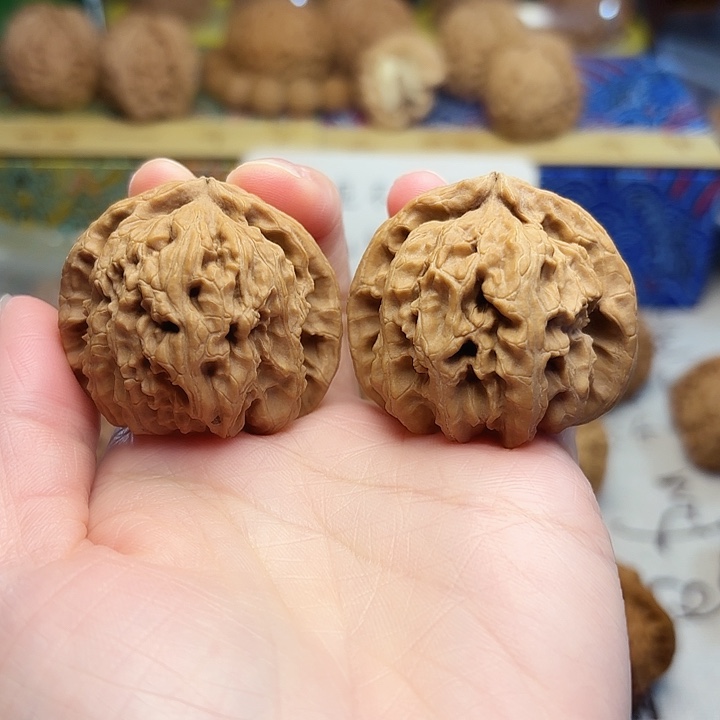 文玩核桃吊坠白狮子40+